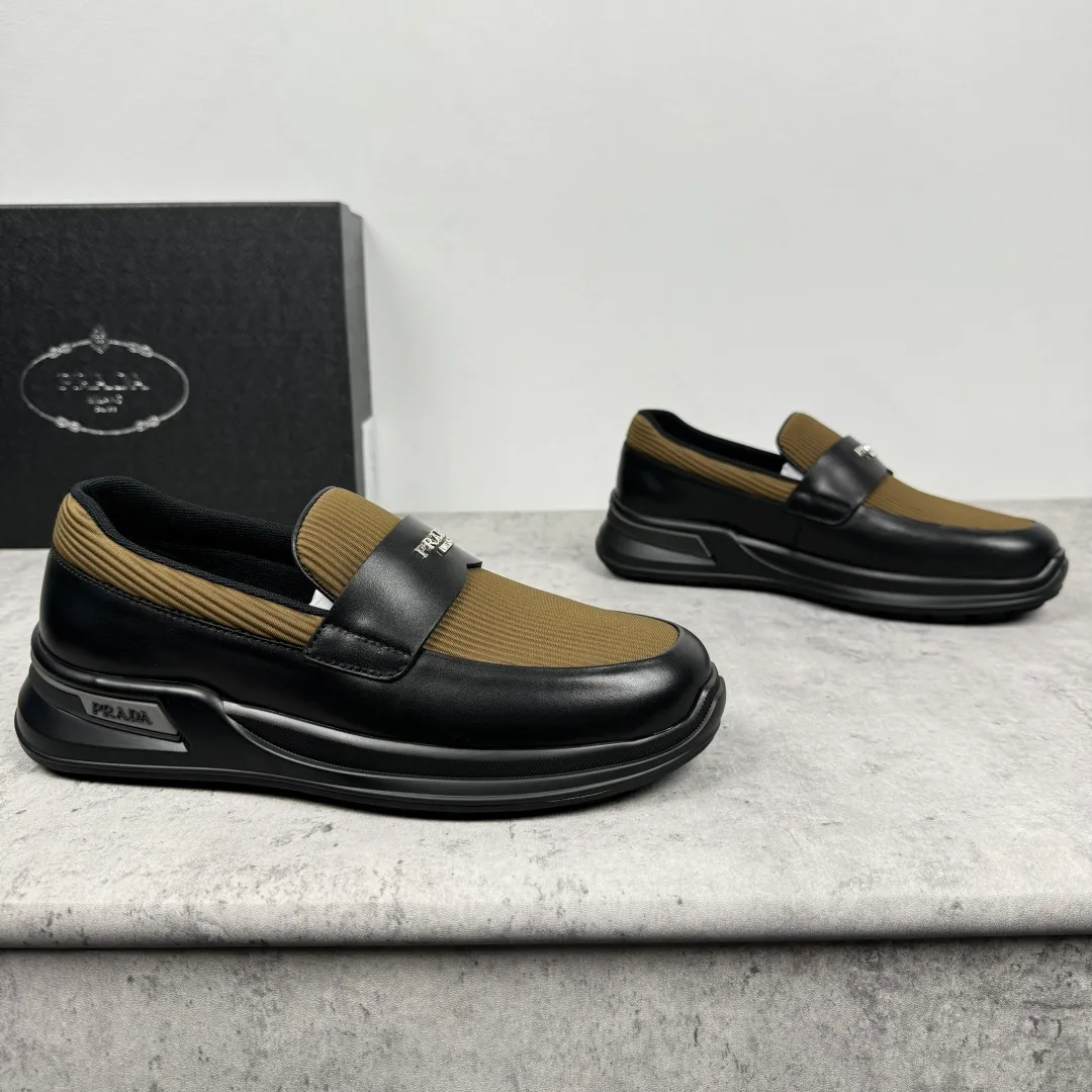 Batch 700 Prada/Prada men's matte leather thick-soled lightweight loafers! Casual fit, lightweight rubber sole slip-on driving shoes, matte calfskin wrapped around the entire upper, front body in pebbled calfskin/soft cloth, two styles available! Decorated with genuine leather buckle, front decorative details of PRADA silver letters, genuine leather feet, classic silver letter logo badge details, technical mesh lining, push-on opening and closing method, convenient and comfortable, cool and breathable! Paired with a lightweight, sporty functional thick sole, it is extremely comfortable on the feet and will not be tiring after long-term wear. It is available in multiple colors to meet different matching needs and comes with a complete package! Size: 39-40-41-42-43-44 Leather shoe size Item number: 2EE915 leather cloth black coffee